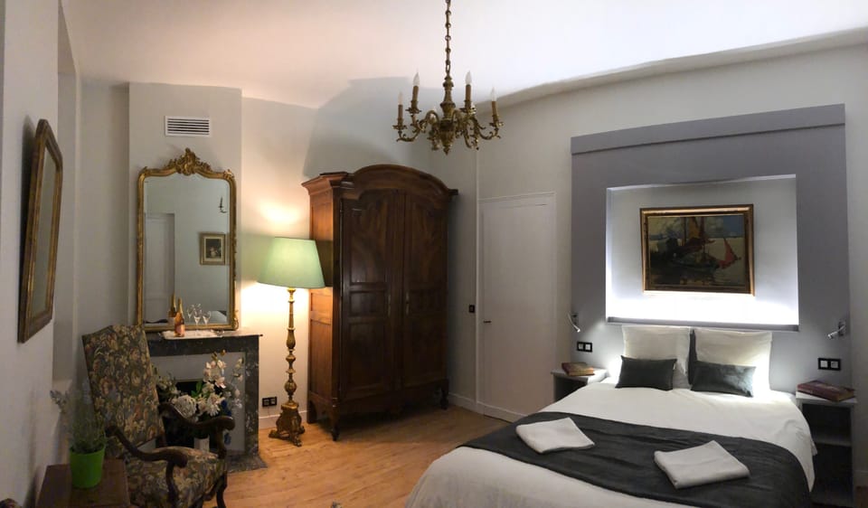 Double Room (Chambre des Glaces) | Individually decorated, individually furnished, blackout drapes