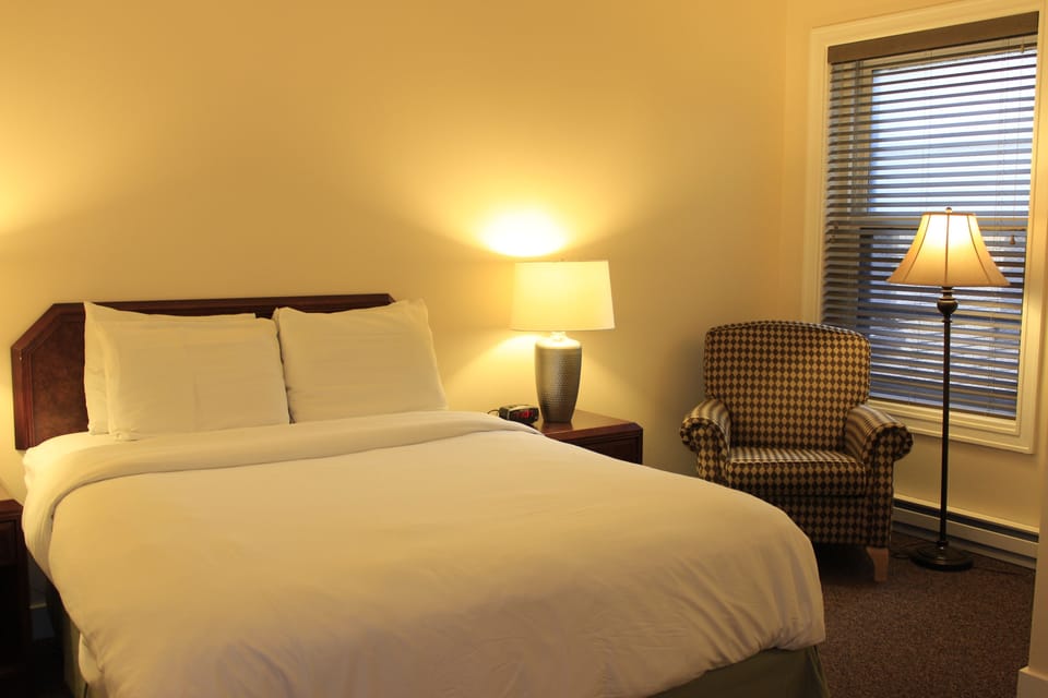 Basic Apartment, 1 Queen Bed, Non Smoking | Iron/ironing board, free cribs/infant beds, free WiFi, bed sheets