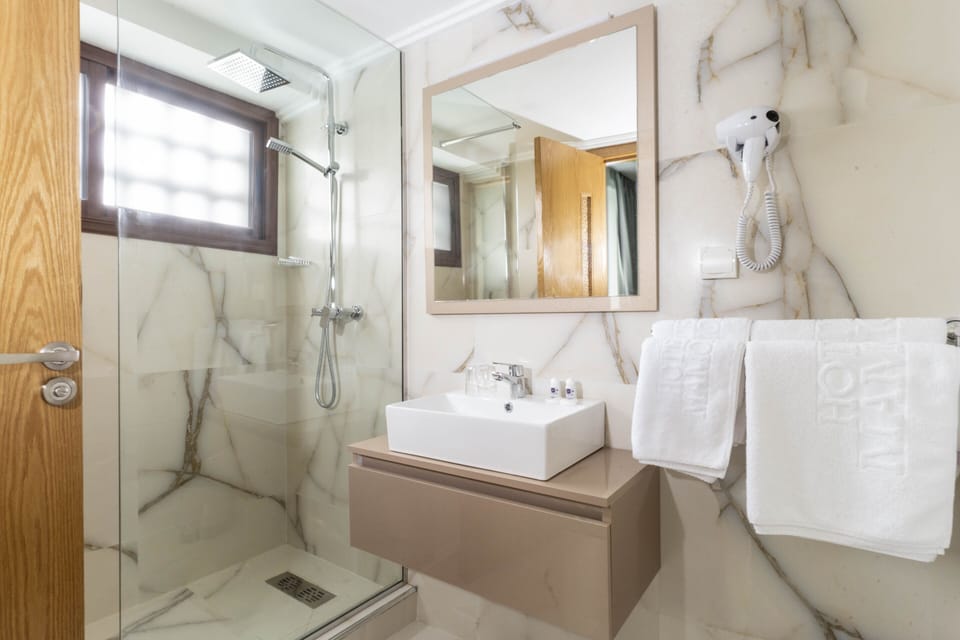 Room, 1 King Bed | Bathroom | Bathtub, free toiletries, hair dryer, towels