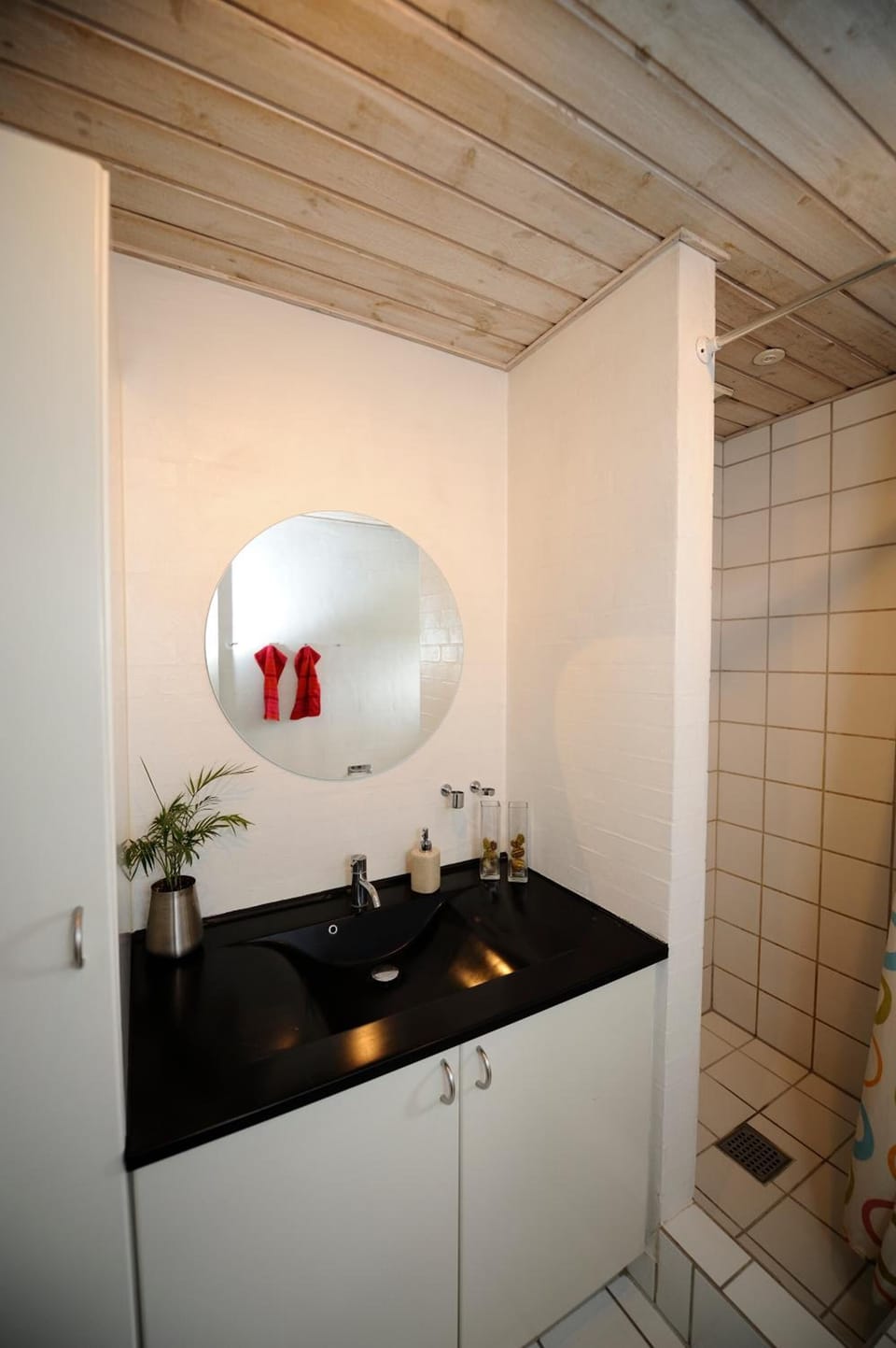 Shower, hydromassage showerhead, free toiletries, hair dryer