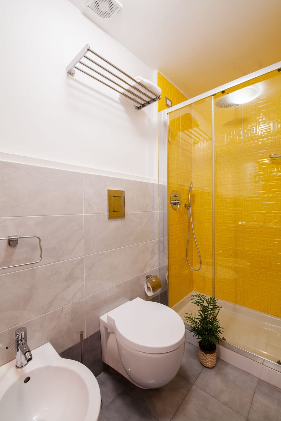 Standard Double Room | Bathroom | Shower, deep soaking tub, free toiletries, hair dryer