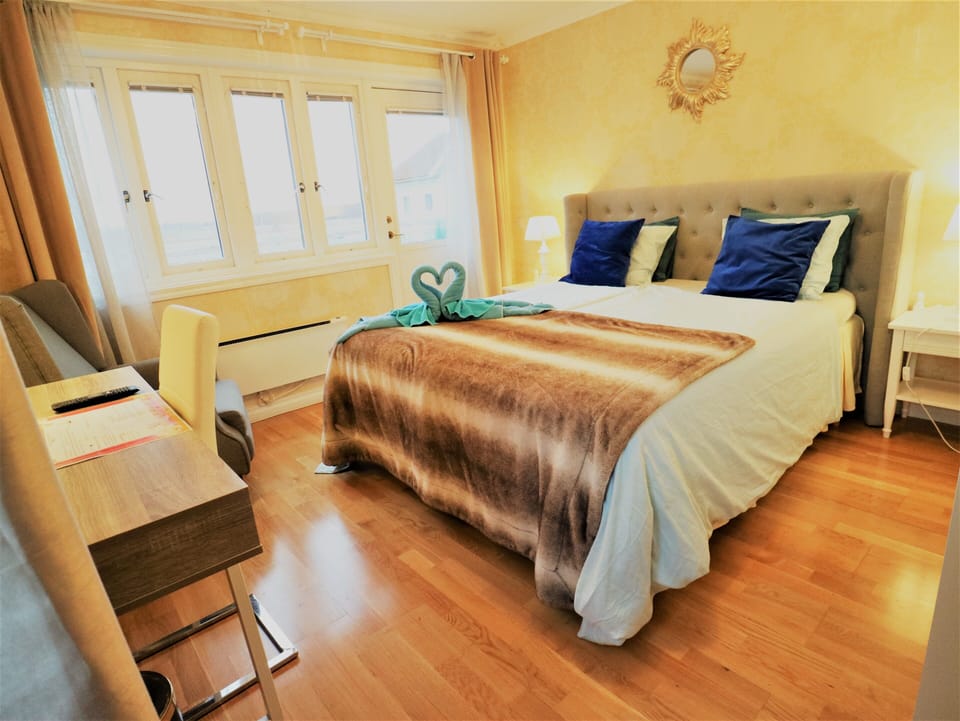 Classic Double Room | Individually decorated, desk, laptop workspace, blackout drapes