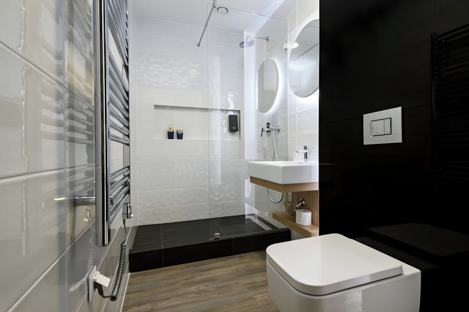 Superior Double Room, 1 Queen Bed | Bathroom | Shower, free toiletries, hair dryer, towels