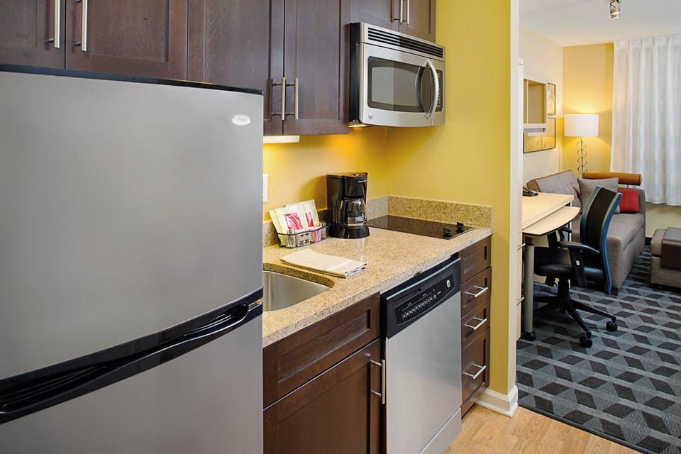 Full-size fridge, microwave, oven, stovetop