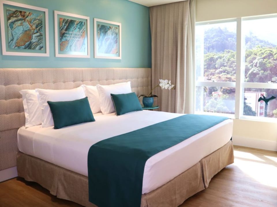 Deluxe Room | 1 bedroom, minibar, individually decorated, desk