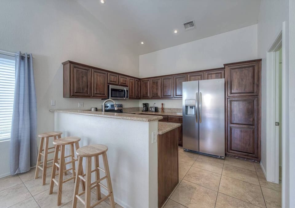 Kitchen with Breakfast bar