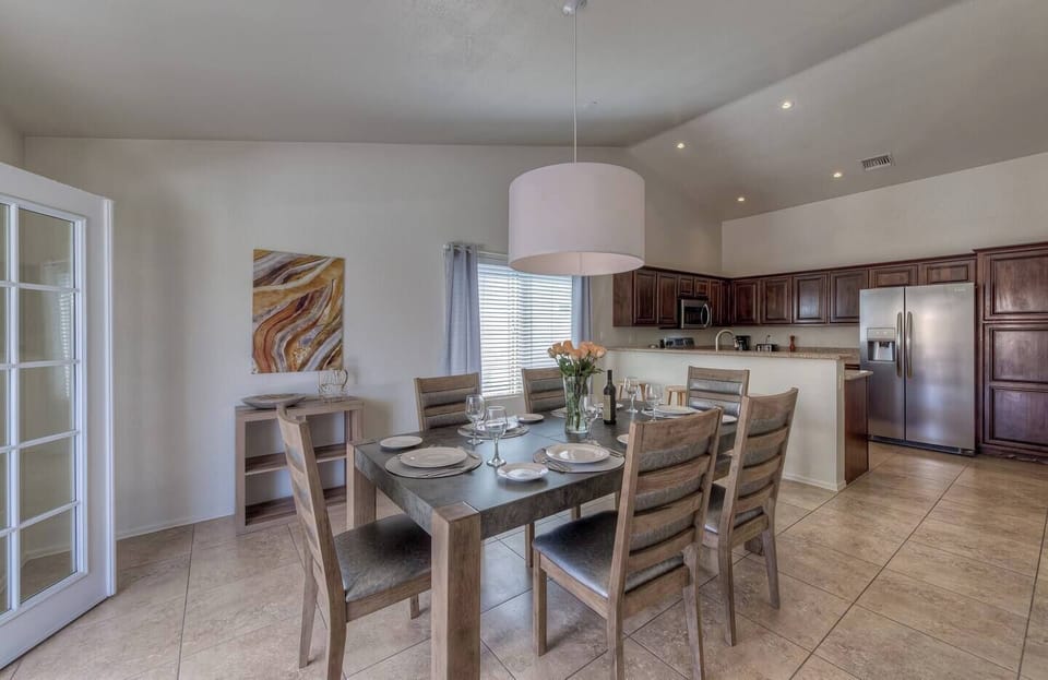 Large open Dining Room area (seat 6)