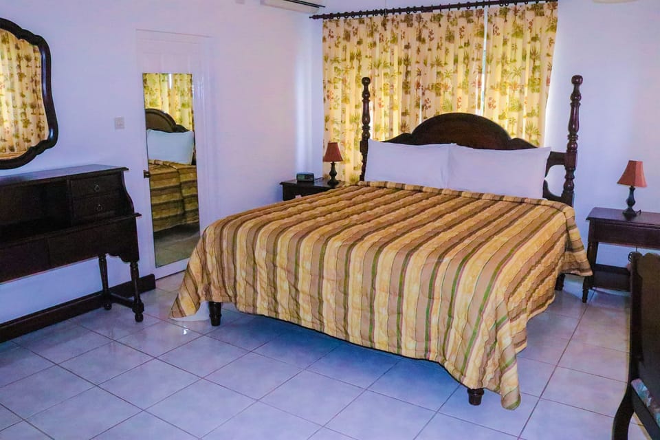 Comfort Double Room, 1 Queen Bed | 4 bedrooms, iron/ironing board, WiFi (free), bed sheets