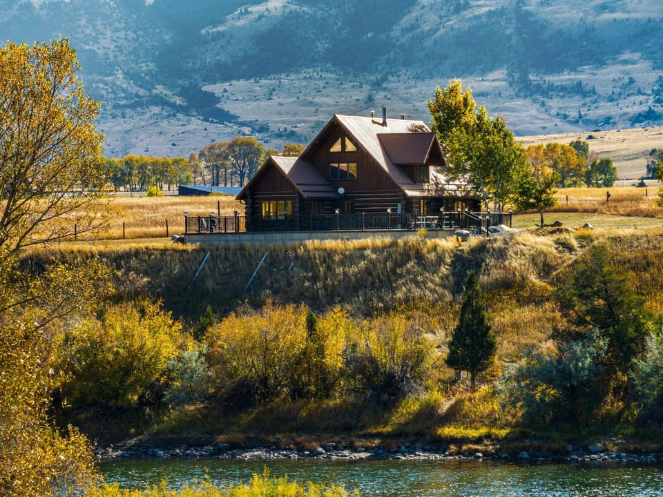 20 minutes to Yellowstone National Park and endless memorires to be made from the home itself.
