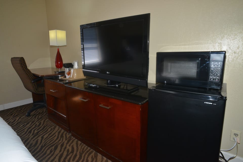 Standard Single Room, 1 King Bed | Individually furnished, desk, blackout drapes, free WiFi