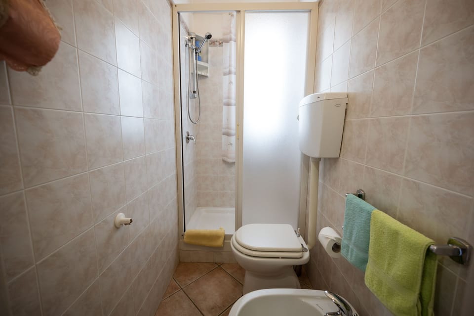 Double Room | Bathroom | Shower, free toiletries, bidet, towels