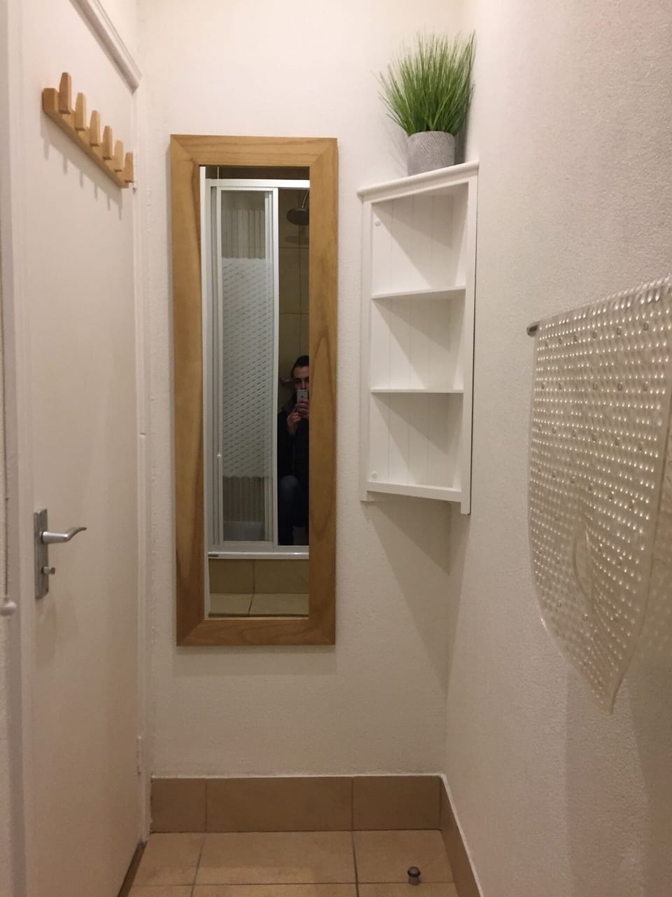 Shower, rainfall showerhead, free toiletries, hair dryer