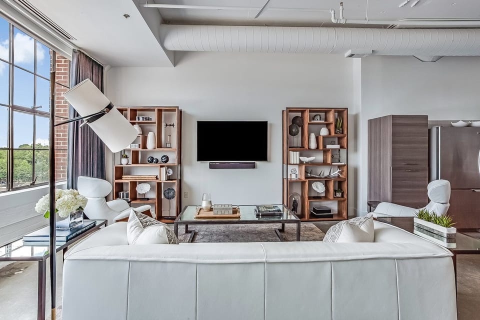 Le Noir Et Blanc Living Area with Flatscreen TV