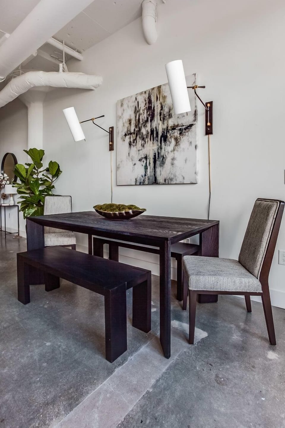 Le Noir Et Blanc Spacious Dining Area