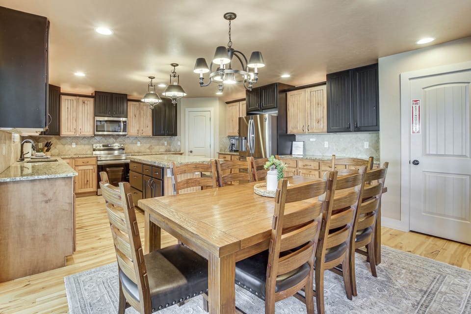 Dining Area | Dishes & Flatware Provided