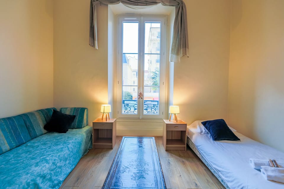 Bedroom with 1 double bed and 2 single beds