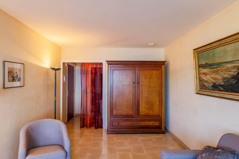 Studio with double sofa bed