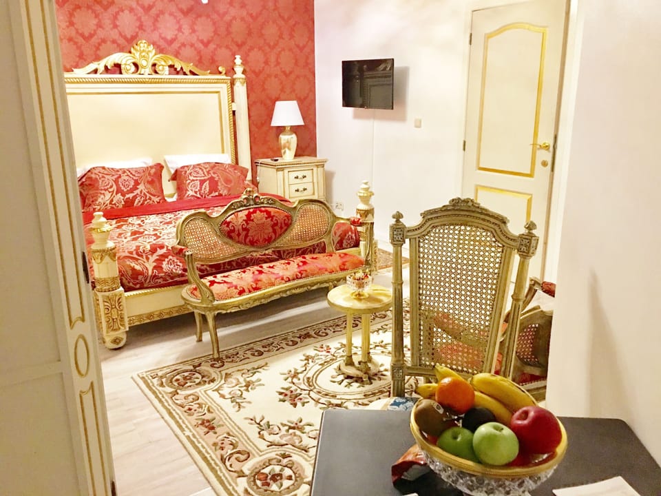 Superior Studio, 1 King Bed, Kitchen, Courtyard View | Individually decorated, individually furnished, free WiFi, bed sheets