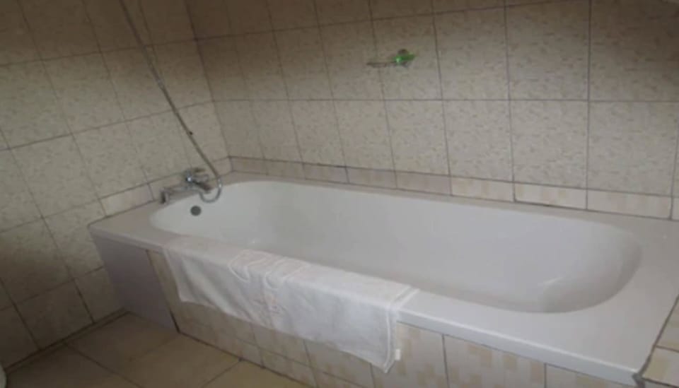 Cottage, Non Smoking | Deep soaking bathtub