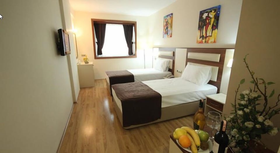 Standard Room | Minibar, in-room safe, desk, cribs (free)