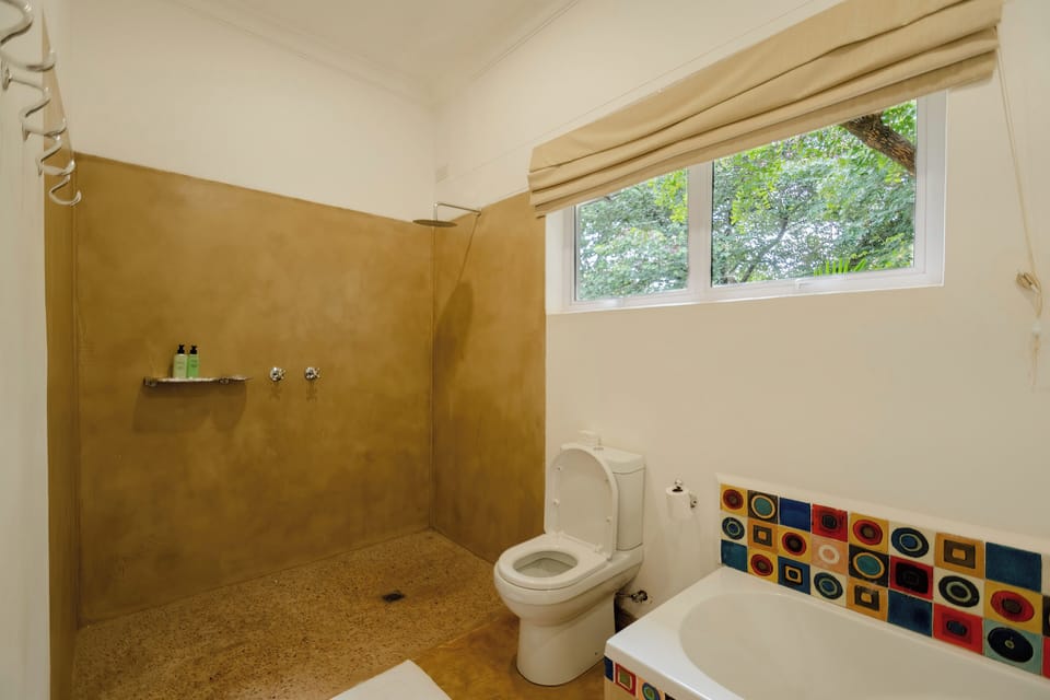 Shower, hydromassage showerhead, free toiletries, hair dryer