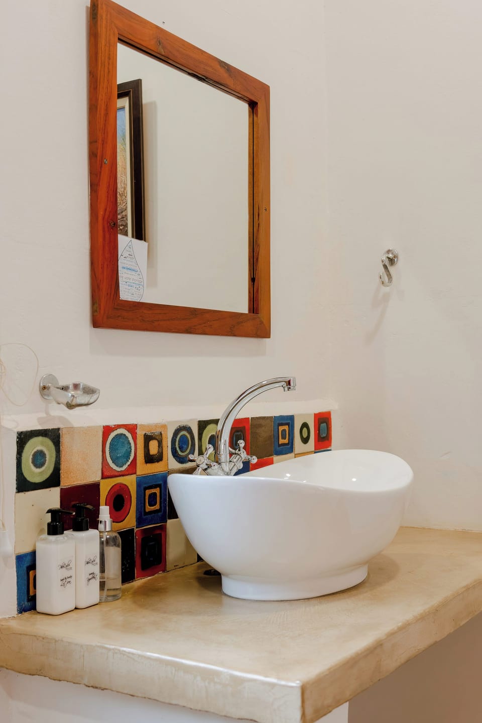 Shower, hydromassage showerhead, free toiletries, hair dryer
