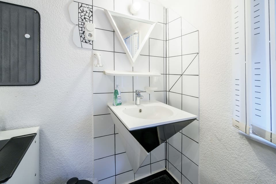 Single Room, Shared Bathroom | Bathroom sink