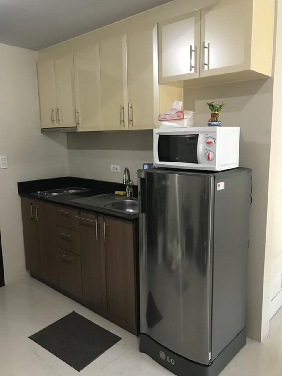 Studio | Private kitchen | Full-size fridge, microwave, oven, stovetop