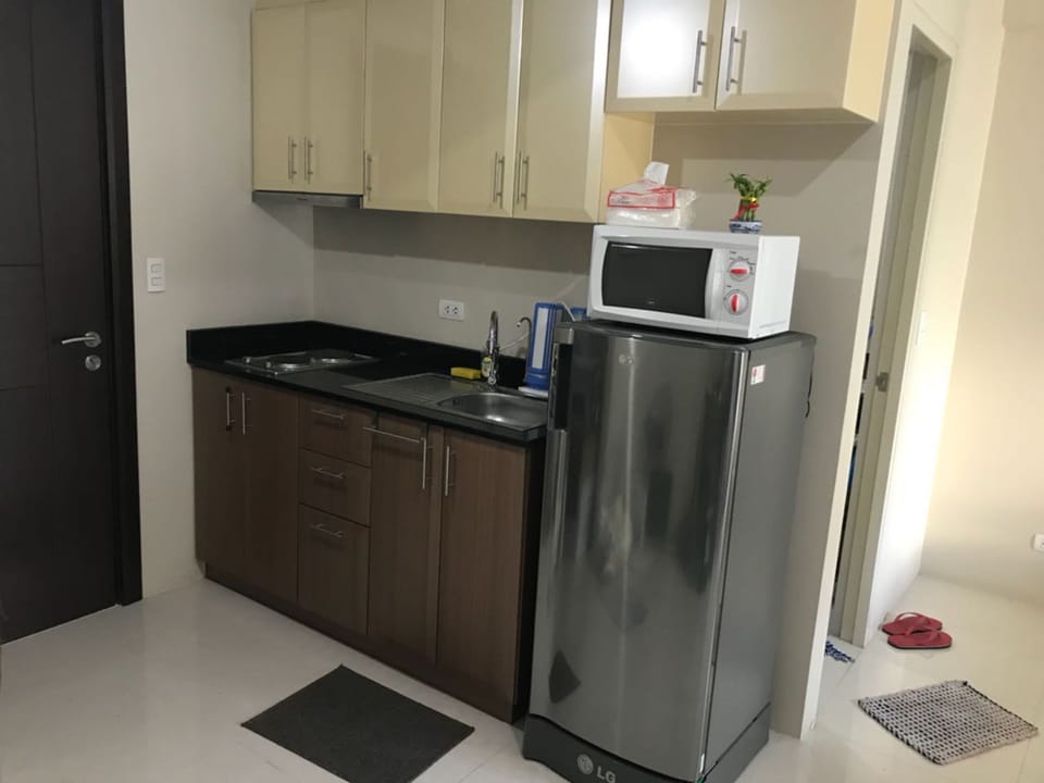 Studio | Private kitchen | Full-size fridge, microwave, oven, stovetop