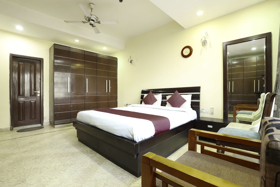 Deluxe Triple Room | In-room business center