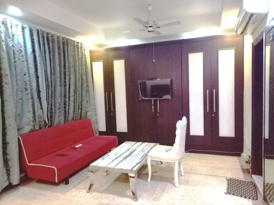 Family Suite | Premium bedding, desk, soundproofing, iron/ironing board