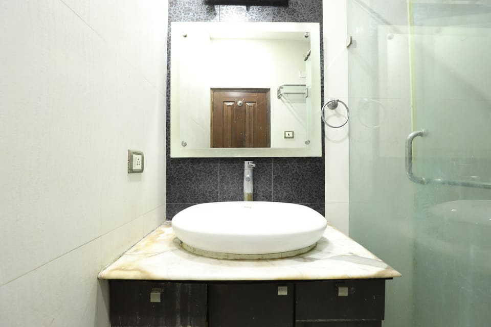 Deluxe Triple Room | Bathroom | Shower, rainfall showerhead, free toiletries, towels