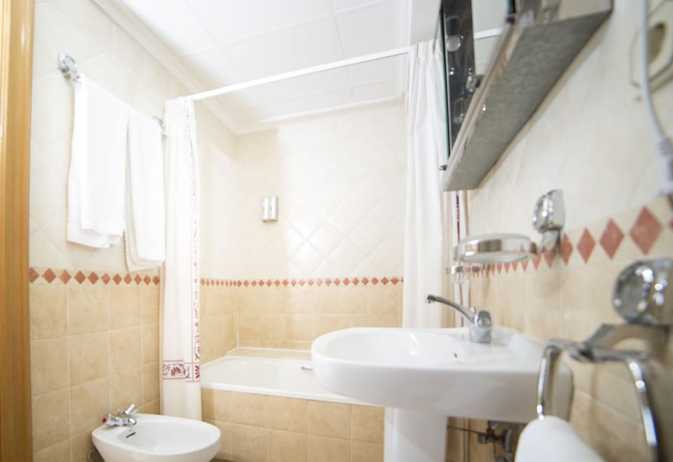 Quadruple Room | Bathroom | Free toiletries, hair dryer, bidet, towels