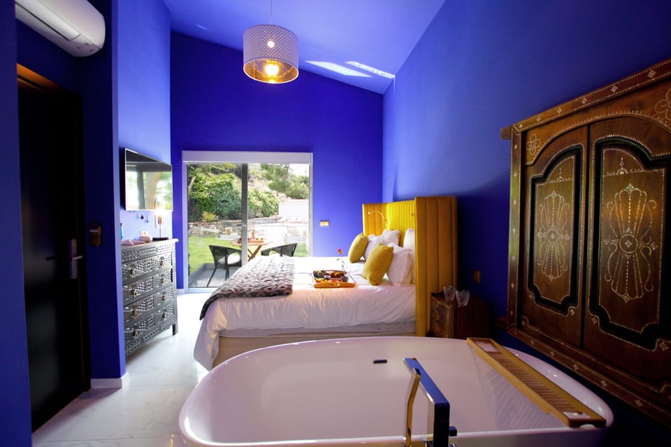 Deluxe Suite (Majorelle) | Premium bedding, in-room safe, individually decorated