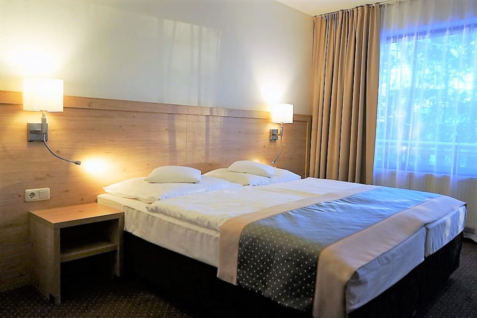 1 bedroom, in-room safe, desk, WiFi (free)