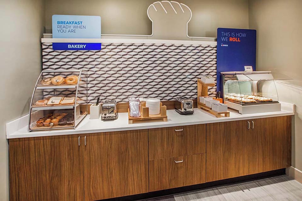 Free buffet breakfast on weekdays