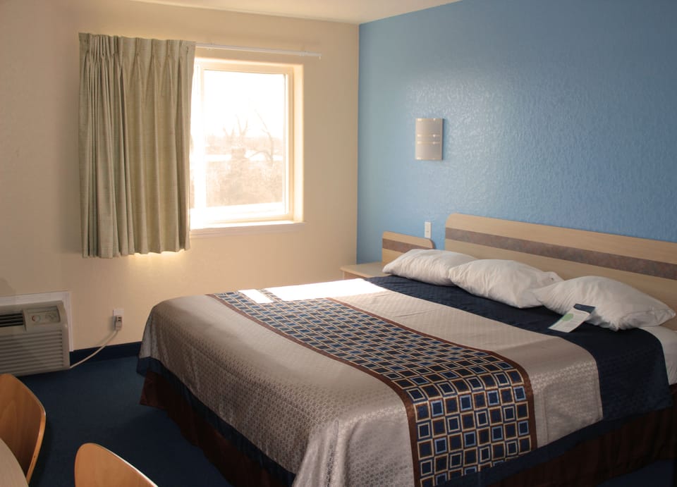 Basic Room, 1 King Bed, Non Smoking | Down comforters, free WiFi, bed sheets, alarm clocks