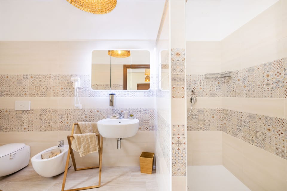 Deluxe Double Room | Bathroom | Shower, free toiletries, hair dryer, bidet