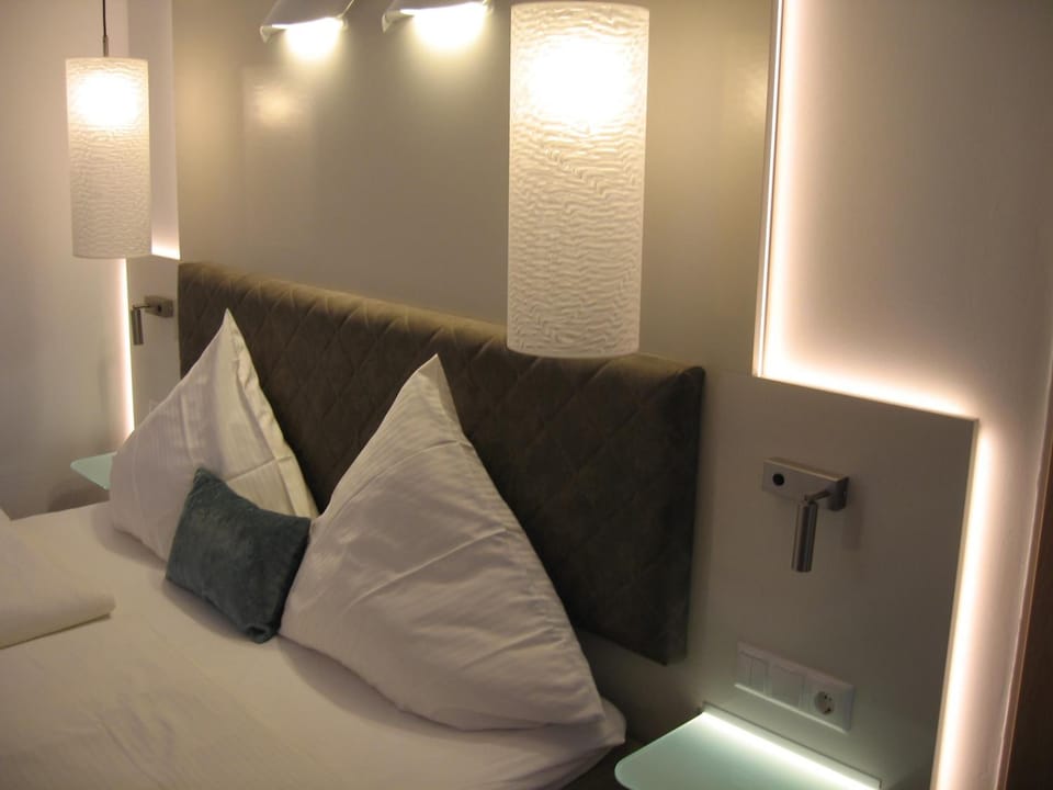 1 bedroom, hypo-allergenic bedding, minibar, in-room safe