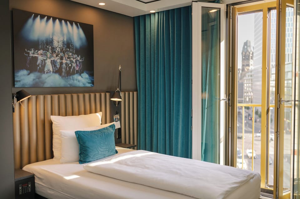THE ONE for One | Egyptian cotton sheets, premium bedding, desk, soundproofing