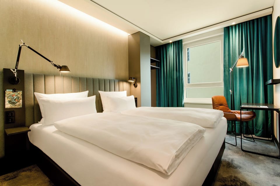 Desk, soundproofing, free WiFi, bed sheets