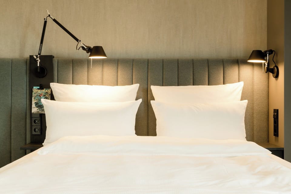 Desk, soundproofing, WiFi (free), bed sheets