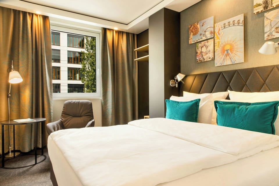 Premium bedding, desk, soundproofing, free WiFi