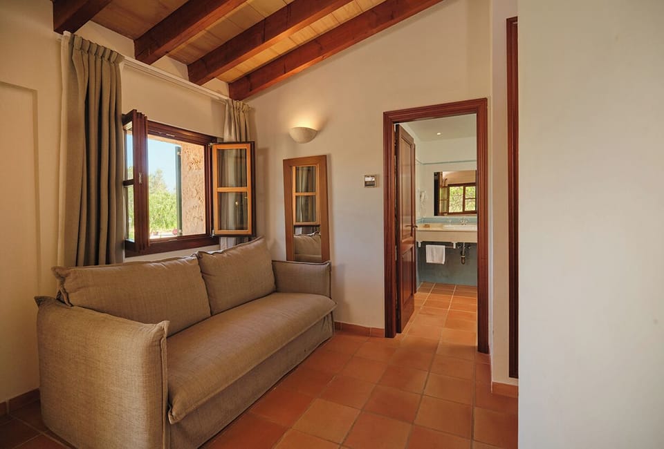 Junior Suite | Living area | 32-inch flat-screen TV with satellite channels, TV