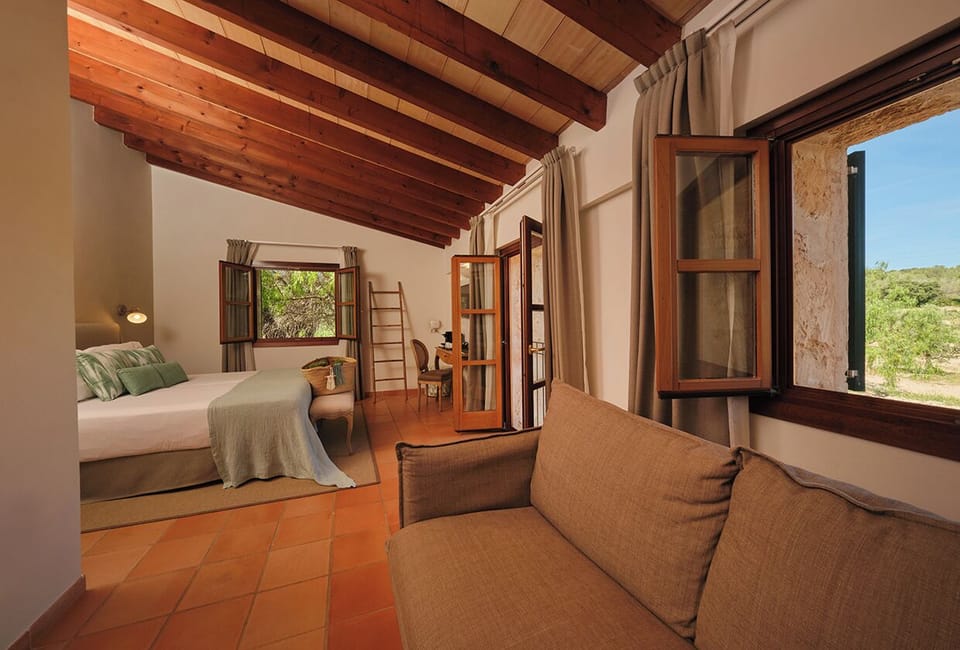Junior Suite | Living area | 32-inch flat-screen TV with satellite channels, TV