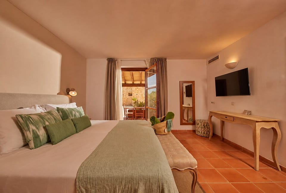 Standard room with terrace | Minibar, in-room safe, desk, soundproofing
