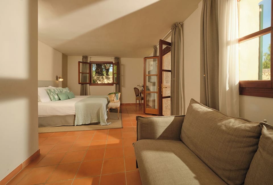Junior Suite with terrace | Living area | 32-inch flat-screen TV with satellite channels, TV