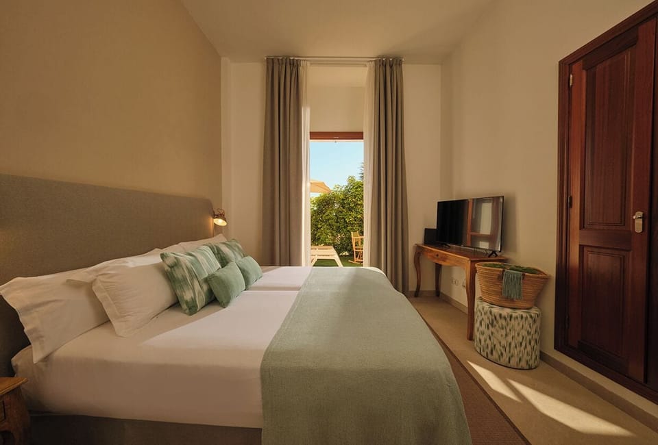 Standard room with terrace | Minibar, in-room safe, desk, soundproofing