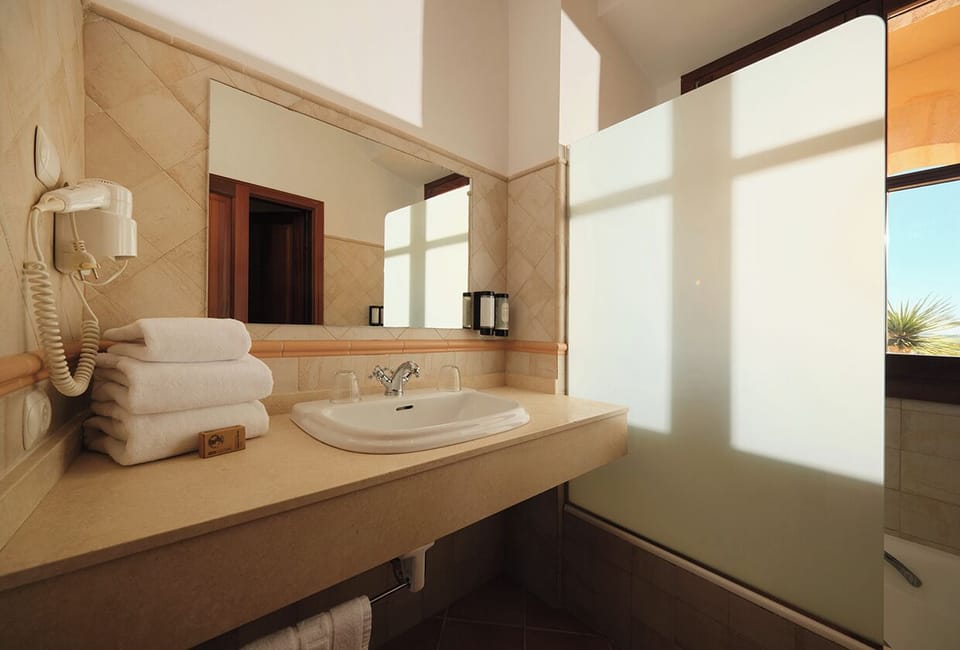 Standard room with terrace | Bathroom | Free toiletries, hair dryer, towels