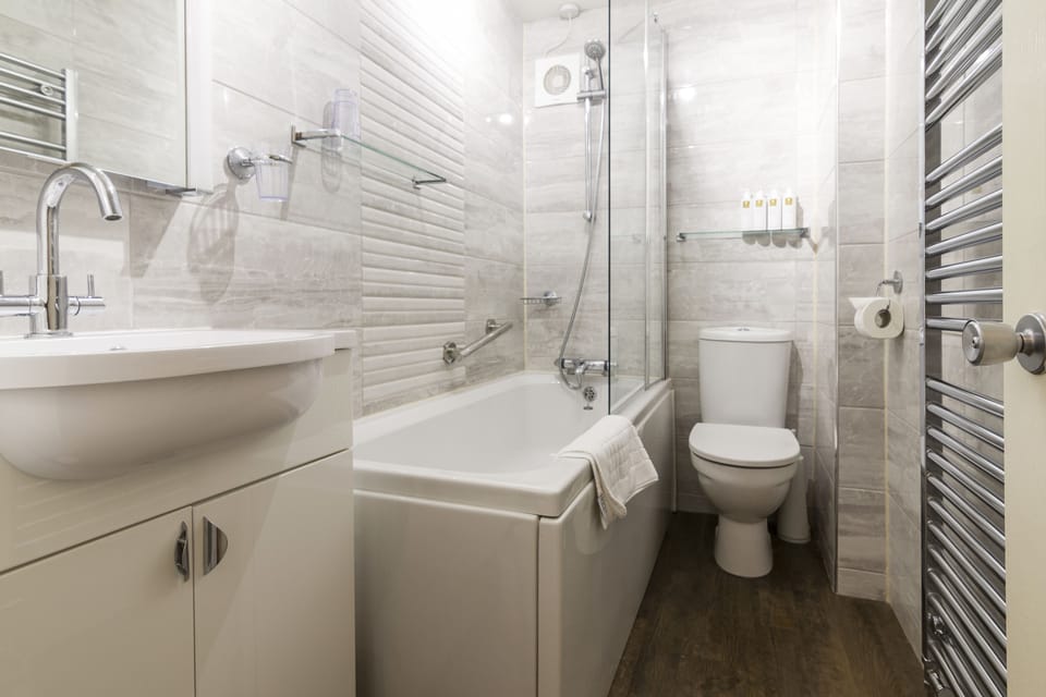 Deluxe Double Room, Ensuite (Superking ) | Bathroom | Combined shower/tub, deep soaking tub, hair dryer, towels
